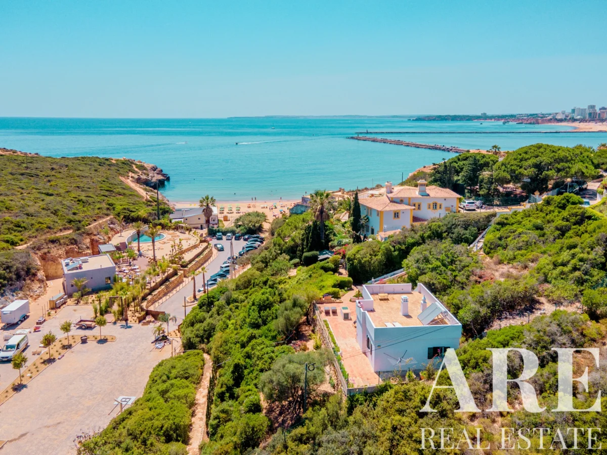 Villa 4-bedroom for sale in Ferragudo, Lagoa, Algarve &bull; ARE-97870