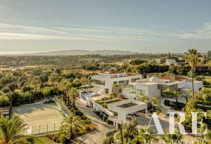 Villa 8-bedroom for sale in Porches, Lagoa, Algarve &bull; ARE-80999